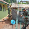 GOTONG ROYONG: Sejumlah personil TNI saat membantu program Rutilahu di Kecamatan Jatigede, Rabu (25/9).