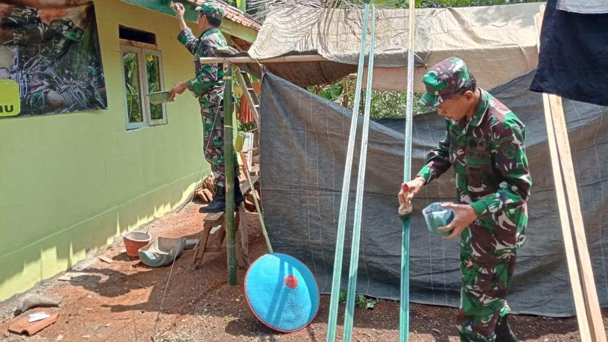 GOTONG ROYONG: Sejumlah personil TNI saat membantu program Rutilahu di Kecamatan Jatigede, Rabu (25/9).