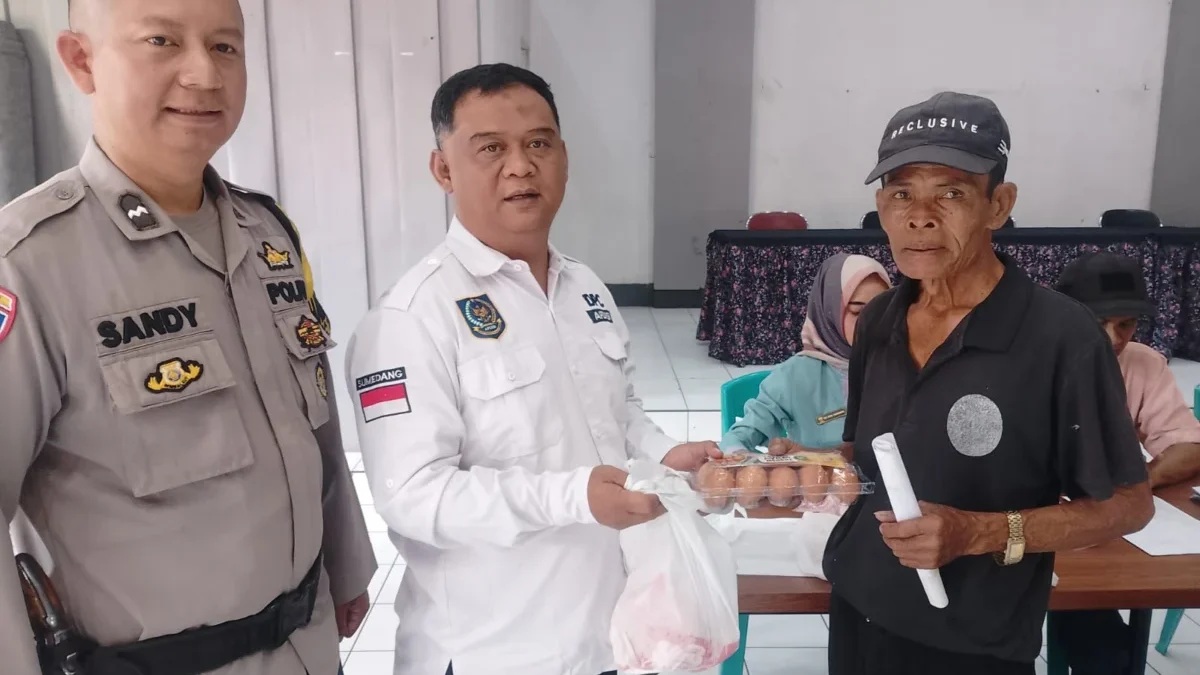 SERAHKAN: Kepala Desa Sindangpakuon Ari Gunawan didampingi Bhabinkamtibmas Desa Sindangpakuon, Aipda Sandy saa