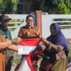 PERINGATI: Kepala Desa Cibuluh Dudung Sudrajat (tengah-kacamata) saat dalam sebuah kegiatan peringatan HUT RI