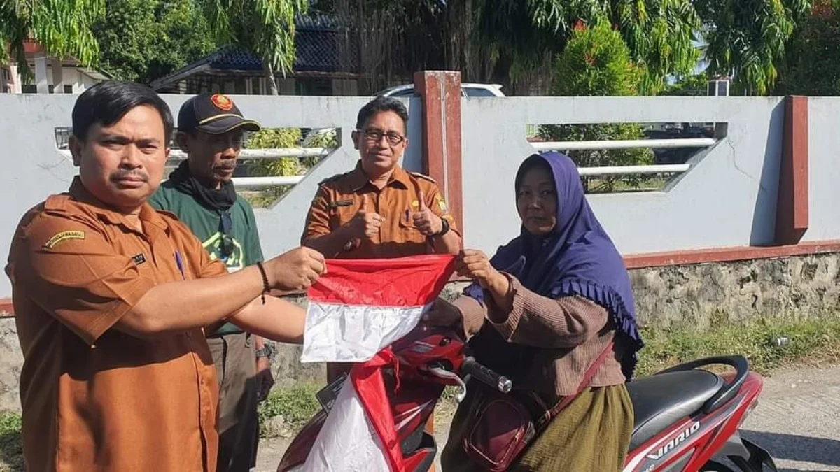 PERINGATI: Kepala Desa Cibuluh Dudung Sudrajat (tengah-kacamata) saat dalam sebuah kegiatan peringatan HUT RI