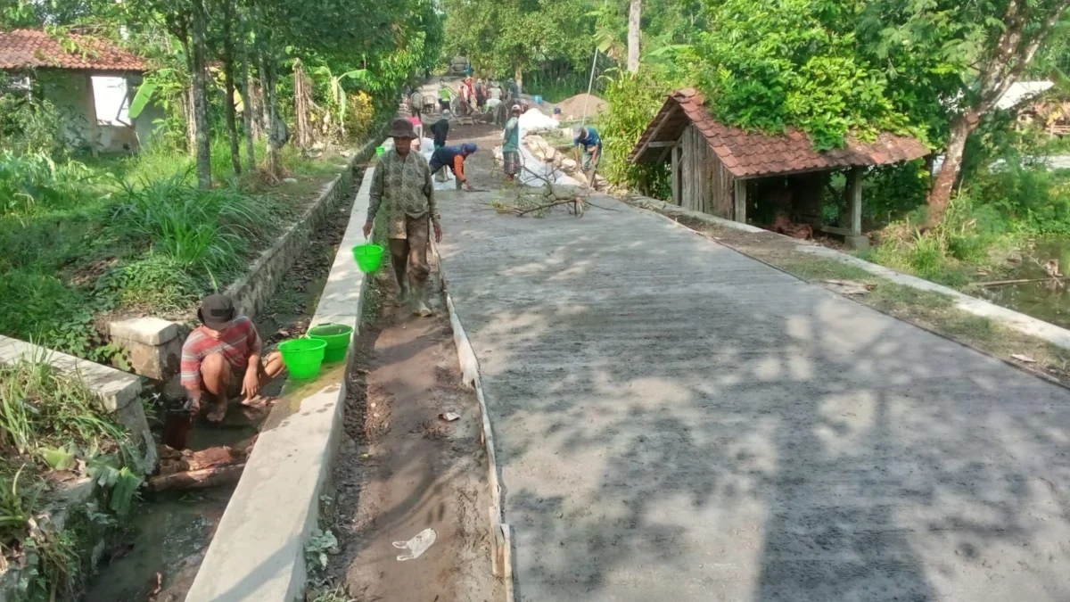 BERSAMA: Beberapa warga Desa Wanasari saat memperbaiki jalan yang rusak menuju Desa Ranggasari.