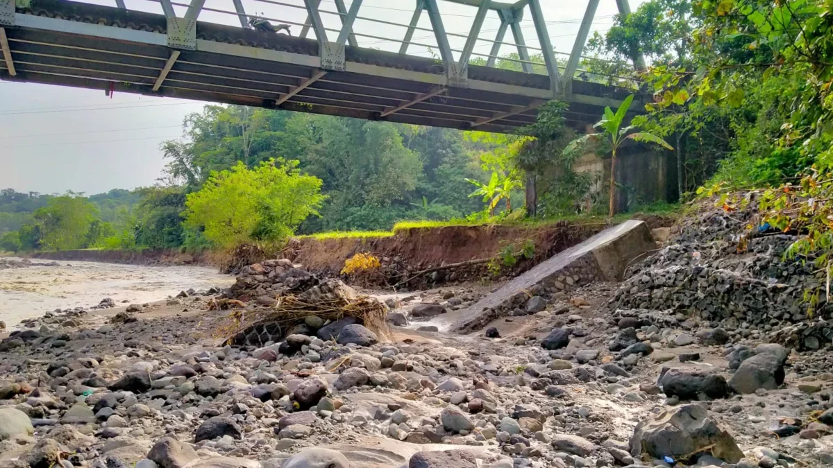 ROBOH: Abutment jembatan Cikandung di Desa Wanajaya Kecamatan Surian sudah mengalami kerusakan akibat hujan de