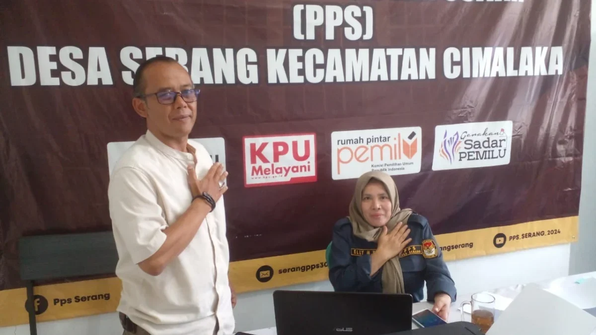 OPTIMIS: Ketua PPS Desa Serang, Dandan Rahmat (kiri) bersama anggota PPS seusai memaparkan tahapan Pilkada 202