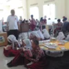 ANTUSIAS: Sejumlah pelajar Sekolah Dasar (SD) saat membaca buku di Perpustakaan Daerah, Senin (30/9).