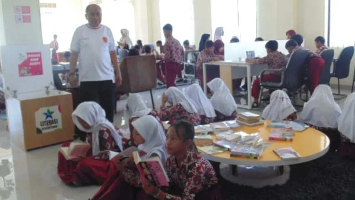 ANTUSIAS: Sejumlah pelajar Sekolah Dasar (SD) saat membaca buku di Perpustakaan Daerah, Senin (30/9).