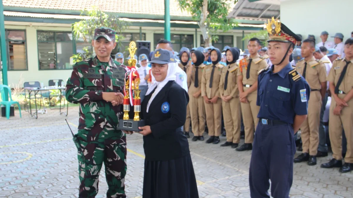 BERI HADIAH: Dandim Letkol Kav Christian Gordon Rambu saat menyerahkan hadiah lomba kepada peserta LKBB di Mak