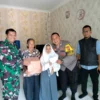 Bhabinkamtibmas Desa Pasirnanjung, Bripka Mochamad Gian Pratama Poto bersama Sri Ayu 16 tahun saat berkunjung