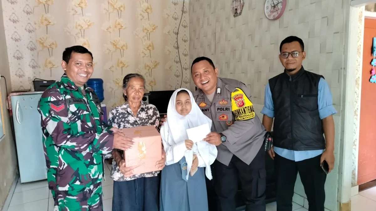 Bhabinkamtibmas Desa Pasirnanjung, Bripka Mochamad Gian Pratama Poto bersama Sri Ayu 16 tahun saat berkunjung