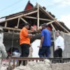 Sekda Jabar Herman Suryatman meninjau lokasi terdampak bencana gempa bumi tektonik di Kecamatan Kertasari, Kab