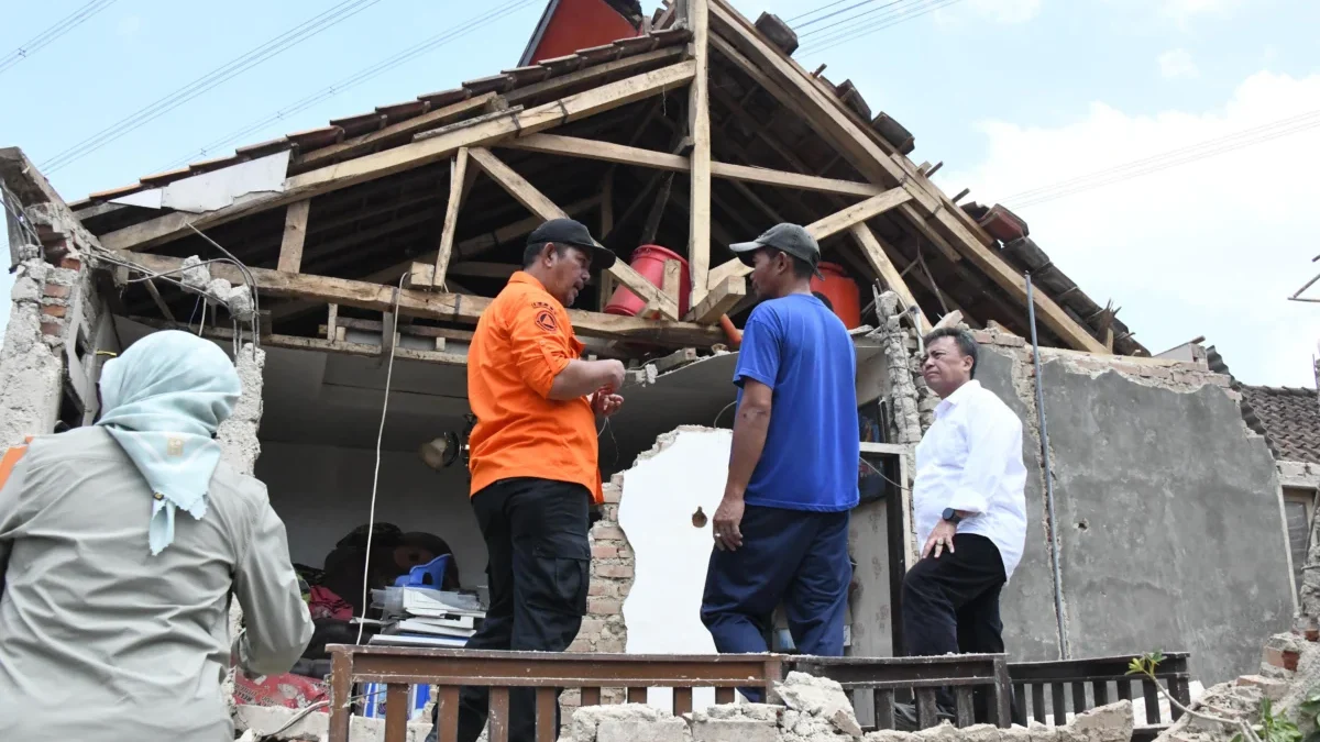 Sekda Jabar Herman Suryatman meninjau lokasi terdampak bencana gempa bumi tektonik di Kecamatan Kertasari, Kab