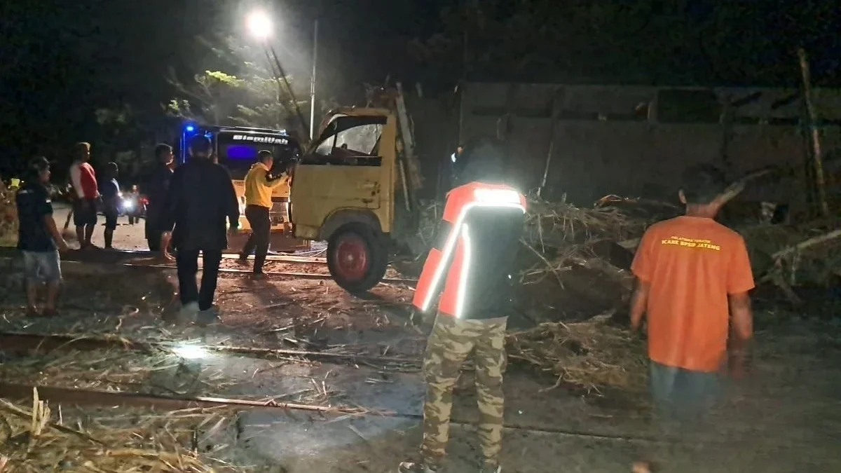 KA Sawunggalih tertemper truk di antara Stasiun Ciledug dan Ketanggungan.