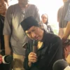 Tak Kuat Lepas Kepergian Sang Istri Tercinta, Ikang Fawzi Lemas di Pamakaman Marissa Haque