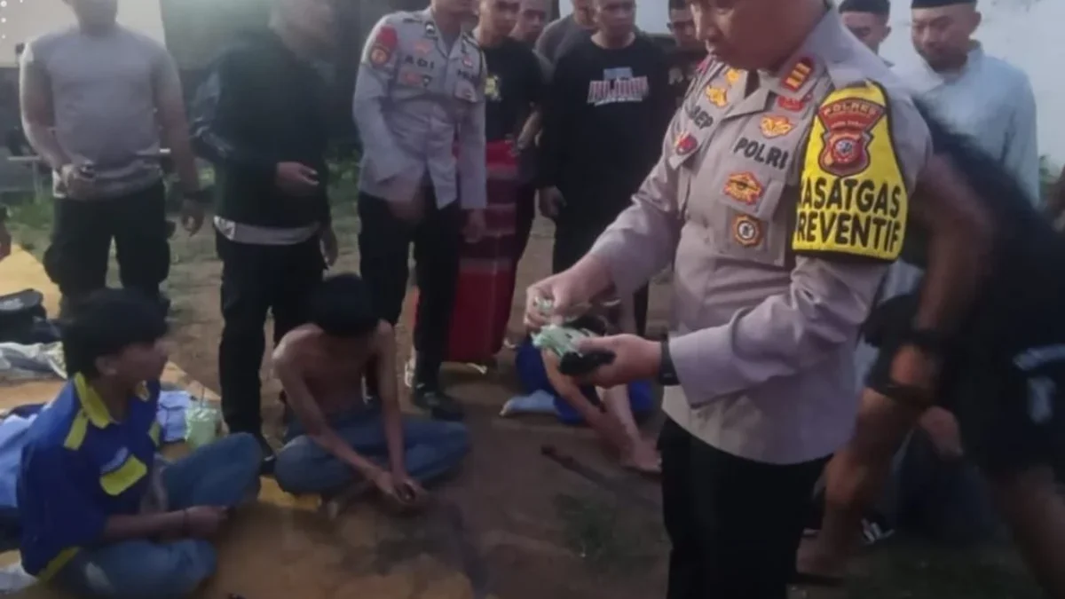 RUSUH: Puluhan pelajar yang hendak tawuran di Kelurahan Regol Wetan berhasil diamankan polisi, baru-baru ini.