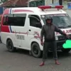 Seorang Warga Hadang Ambulance yang Nekat Terobos Rel Kereta Api Menjadi Viral di Media Sosial