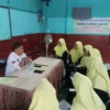 TERJUN LANGSUNG: Kepala Desa Cihanjuang, Yuyus Yusuf saat memberikan arahan kepada para siswa kelas XII Madras