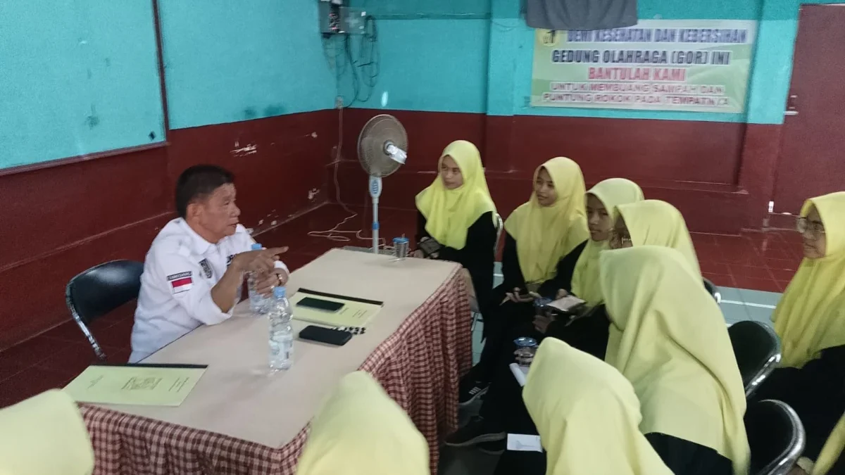 TERJUN LANGSUNG: Kepala Desa Cihanjuang, Yuyus Yusuf saat memberikan arahan kepada para siswa kelas XII Madras