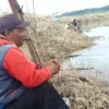 ANTUSIAS: Seorang pemancing saat berada di Bendungan Sadawarna Kecamatan Surian.