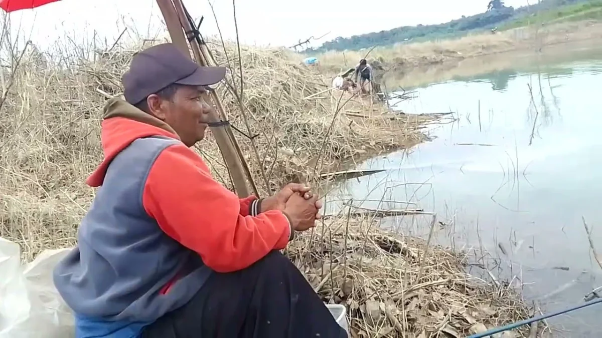 ANTUSIAS: Seorang pemancing saat berada di Bendungan Sadawarna Kecamatan Surian.