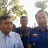 ATASI: Kasi Pencegahan Bidang pemadam kebakaran dan penyelamatan Satpol PP Sumedang Enjang Supriadi (kanan) sa