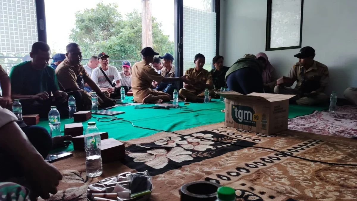 RENCANAKAN: Sejumlah aparat beserta warga Desa pasirnanjung saat kegiatan Musyawarah Rencana Pembangunan Desa