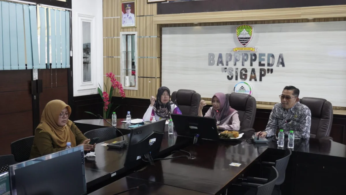 PIMPIN: Sekretaris Daerah Kabupaten Sumedang Hj Tuti Ruswati saat memimpin rapat di Ruang Rapat Tadjimalela Ba