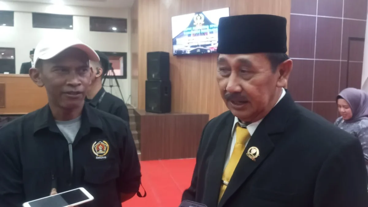 RESMI DILANTIK: Ketua DPRD Sumedang Sidik Jafar saat berbincang dengan wartawan setelah acara pelantikan di ka