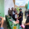 SALAM KOMANDO: Calon Bupati Dony Ahmad Munir saat menerima surat pernyataan dari Ketua GRIB Sumedang Bonny Ria