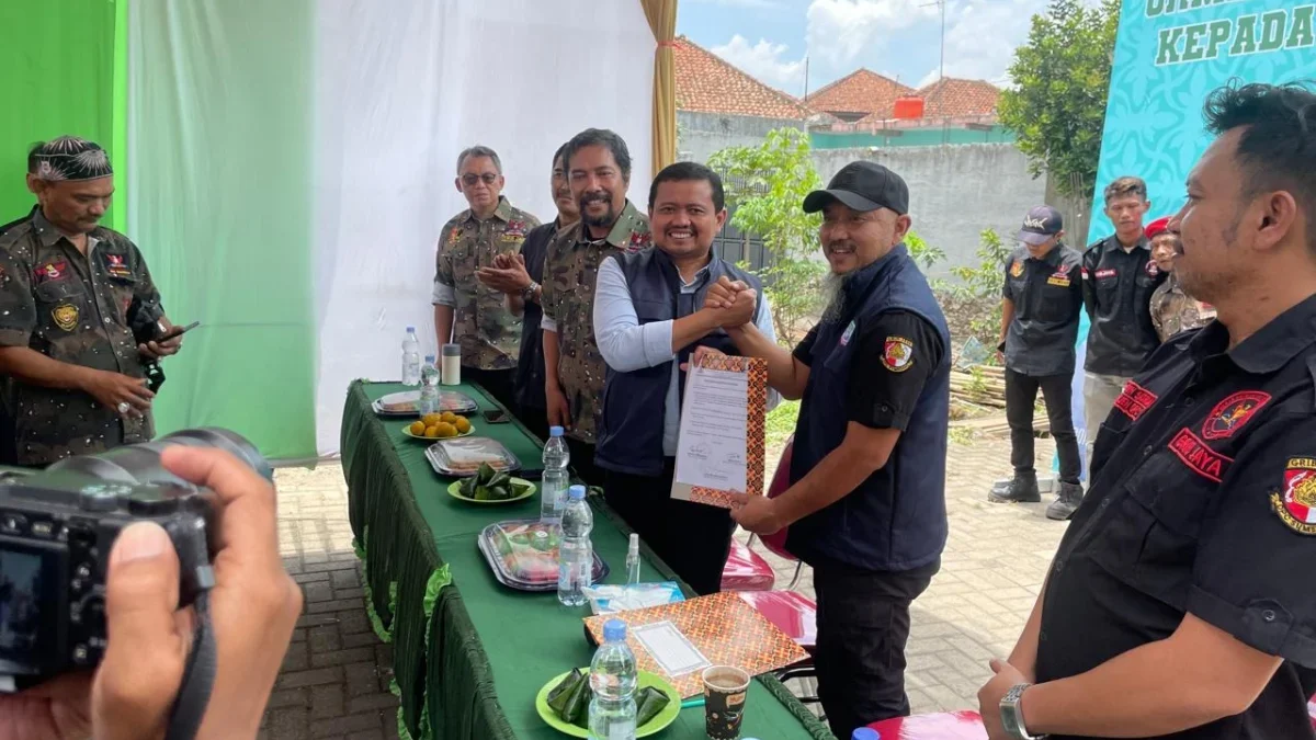 SALAM KOMANDO: Calon Bupati Dony Ahmad Munir saat menerima surat pernyataan dari Ketua GRIB Sumedang Bonny Ria