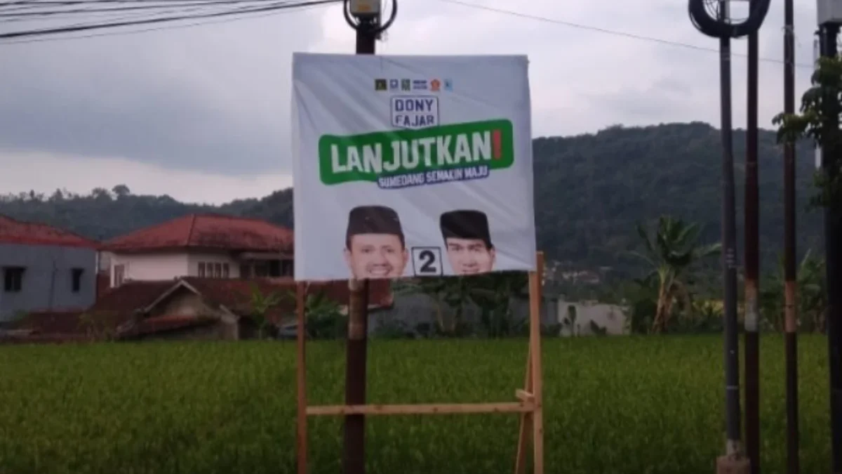 VANDALISME: Baliho pasangan calon Bupati dan Wakil Bupati Sumedang, Dony Ahmad Munir dan Fajar Aldila mengalam