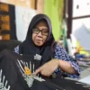 PERTAHANKAN: Tokoh batik Sumedang Yayu Sri Rahayu saat menunjukan motif batik Lingga Buana di Kelurahan Regol