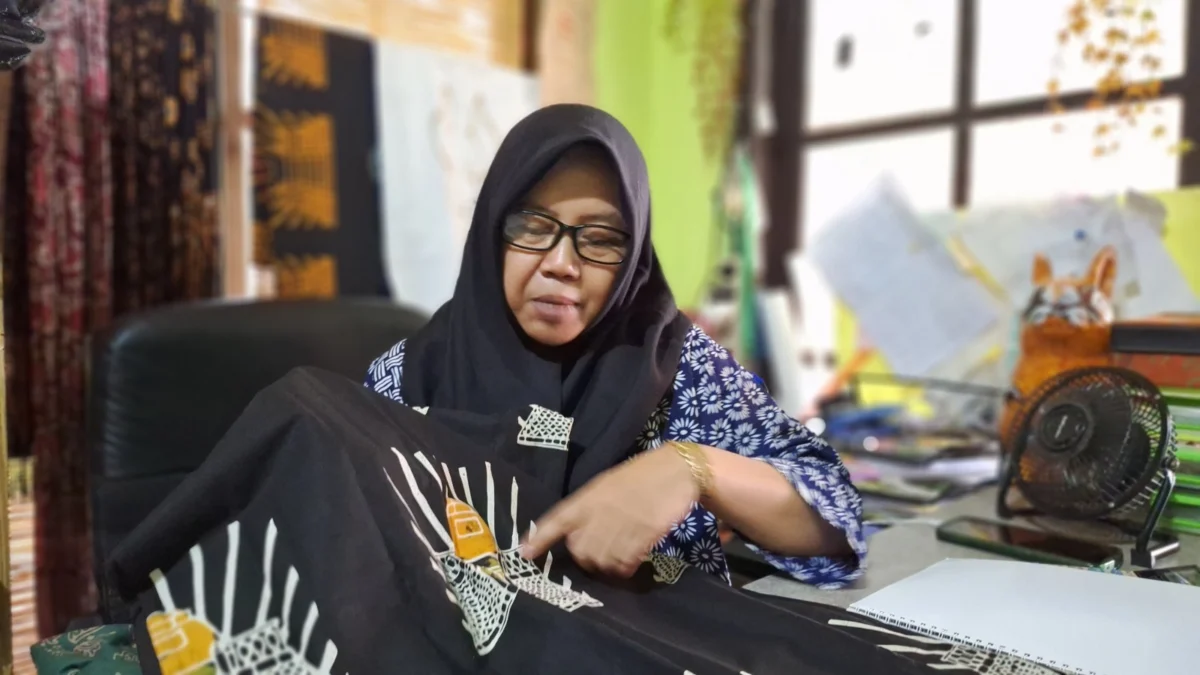 PERTAHANKAN: Tokoh batik Sumedang Yayu Sri Rahayu saat menunjukan motif batik Lingga Buana di Kelurahan Regol