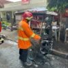 PERIKSA: Petugas Damkar Sumedang Kota saat memeriksa roda jualan cireng milik Oma Karoma (34) yang terbakar, K