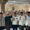 Calon Gubernur Jawa Barat Ahmad Syaikhu foto bersama para kiyai dan santri di salah satu pondok pesantren di C