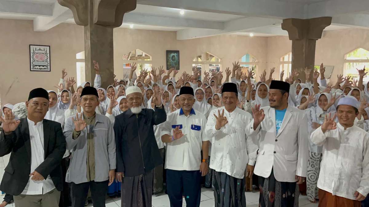 Calon Gubernur Jawa Barat Ahmad Syaikhu foto bersama para kiyai dan santri di salah satu pondok pesantren di C