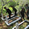 TABUR BUNGA: Sejumlah personil TNI saat melaksanakan Ziarah Nasional di Taman Makam Pahlawan (TMP) Cimayor, ba