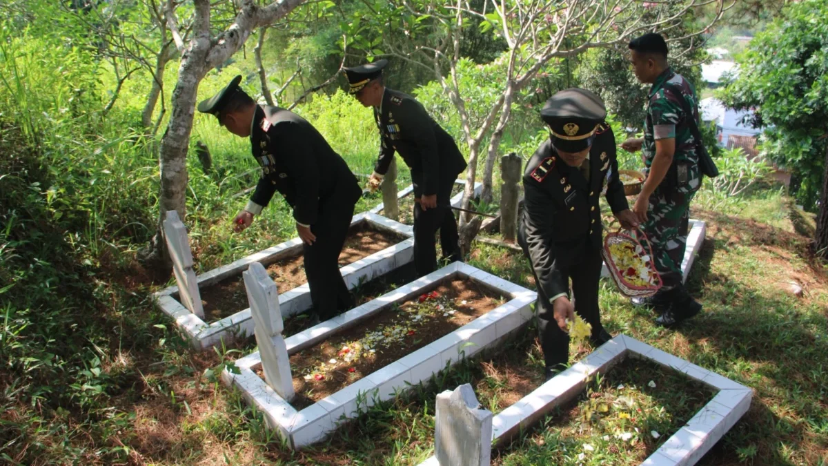 TABUR BUNGA: Sejumlah personil TNI saat melaksanakan Ziarah Nasional di Taman Makam Pahlawan (TMP) Cimayor, ba