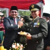 TEGUHKAN: Pj Bupati Sumedang Yudia Ramli saat menghadiri HUT TNI ke-79 di Alun-alun Kabupaten Garut, baru-baru