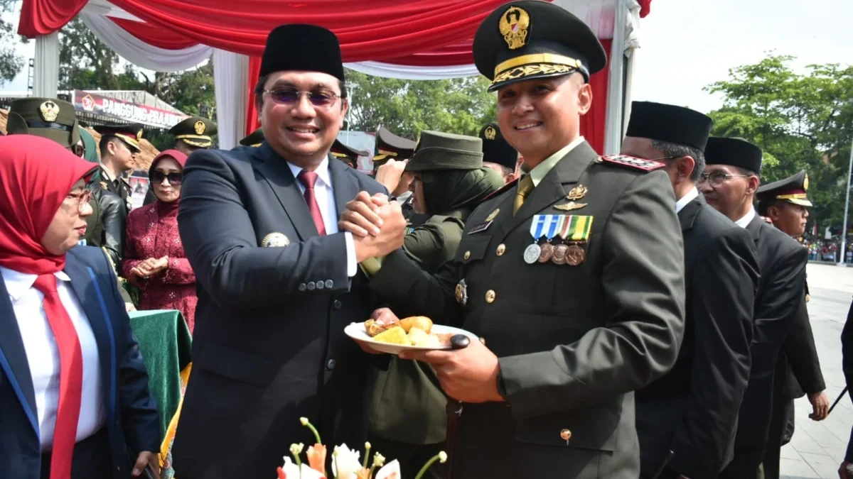 TEGUHKAN: Pj Bupati Sumedang Yudia Ramli saat menghadiri HUT TNI ke-79 di Alun-alun Kabupaten Garut, baru-baru