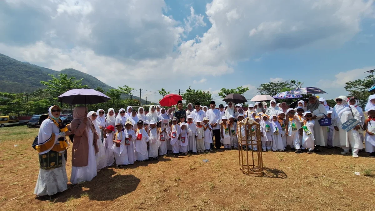 MERIAH: Sejumlah siswa PAUDQU/TKQU se-Kabupaten Sumedang saat mengikuti kegiatan manasik haji di Kecamatan Jat