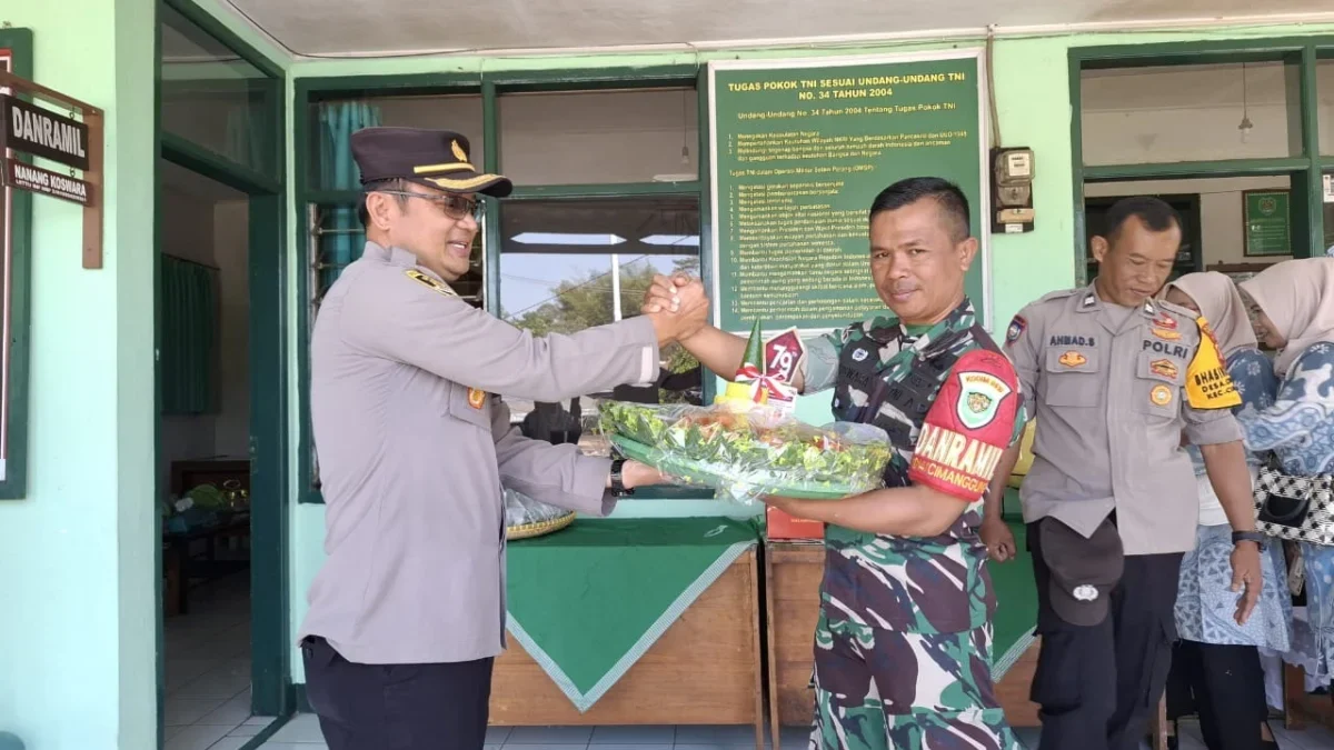 BERSAMA: Kapolsek Cimanggung Kompol D. Karyaman, S.H., M.H. menghadiri perayaan HUT TNI ke-79 di Markas Korami