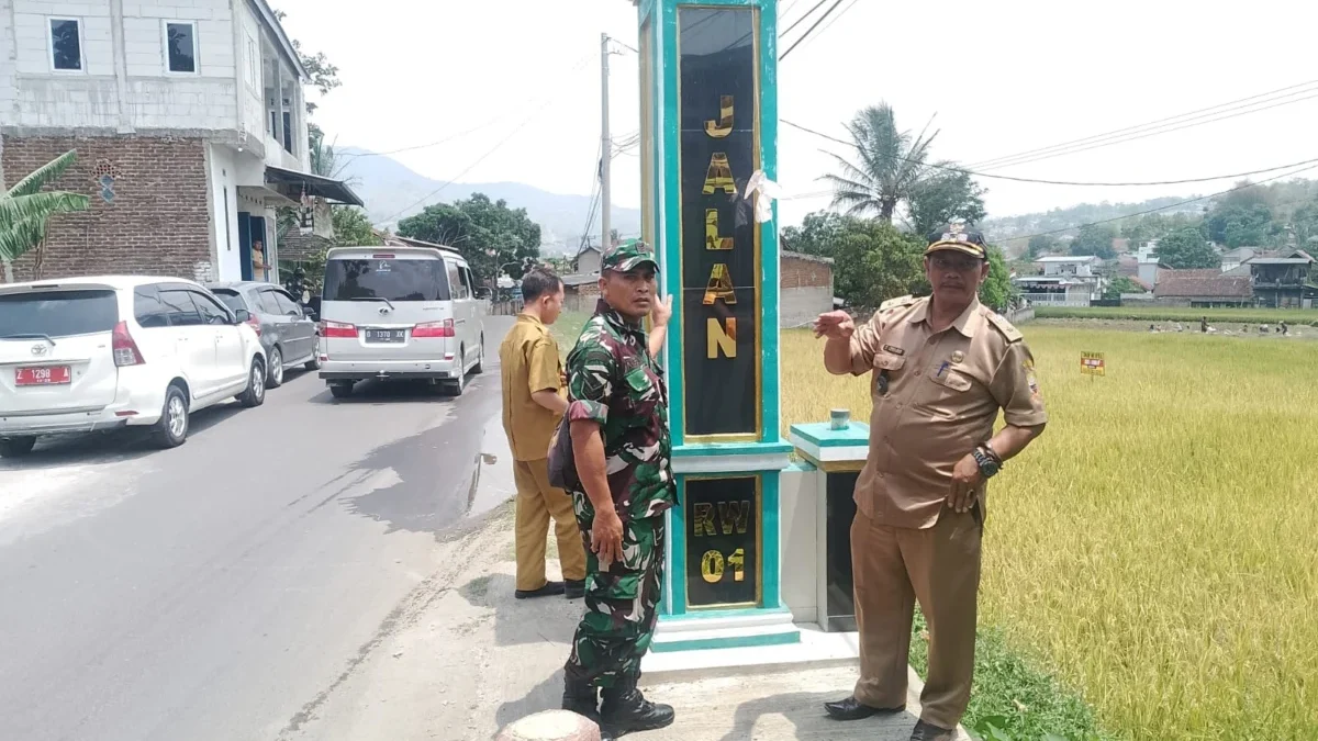 MEMASTIKAN: Kepala Desa PAW Cimanggung Jajang R. Jaelani bersama perangkat saat melakukan pengecekan batas wil