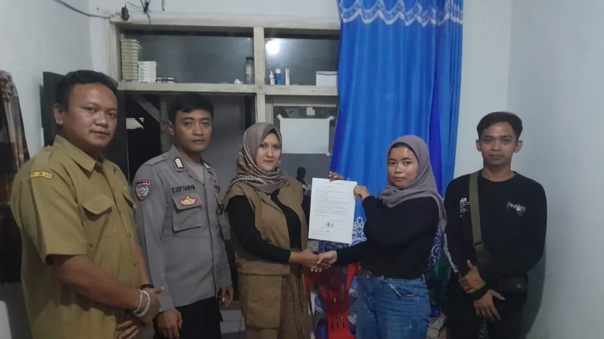 MUSYAWARAH: Bhabinkamtibmas Polsek Conggeang Bripka Dede Septiawan didampingi perangkat Desa Cipamekar melakuk