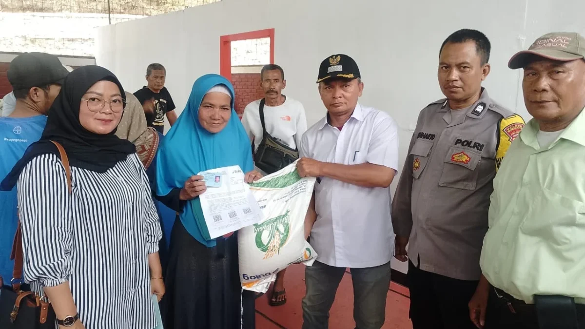 BERIKAN: Pemerintah Desa Persiapan Galuh Pakuan saat membagikan bantuan beras Kepada masyarakat di Kecamatan C