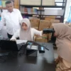 BUAT KTP: Salah seorang siswa SMAN Cimanggung saat melakukan perekaman E-KTP di sekolahnya, Rabu (9/10).