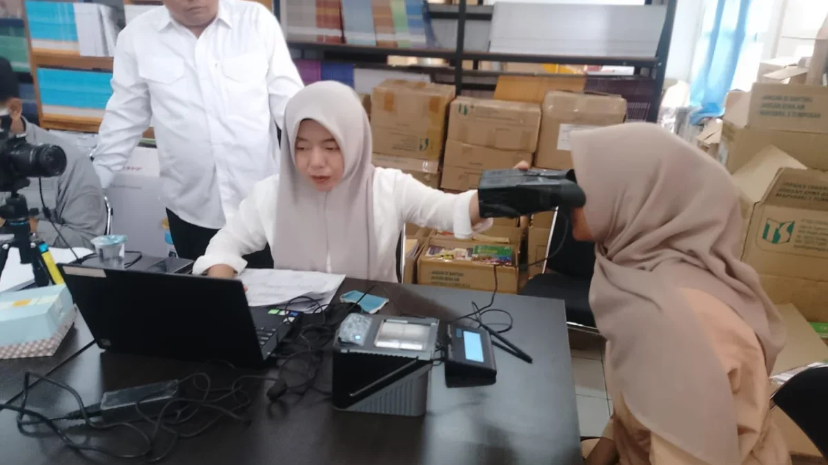 BUAT KTP: Salah seorang siswa SMAN Cimanggung saat melakukan perekaman E-KTP di sekolahnya, Rabu (9/10).