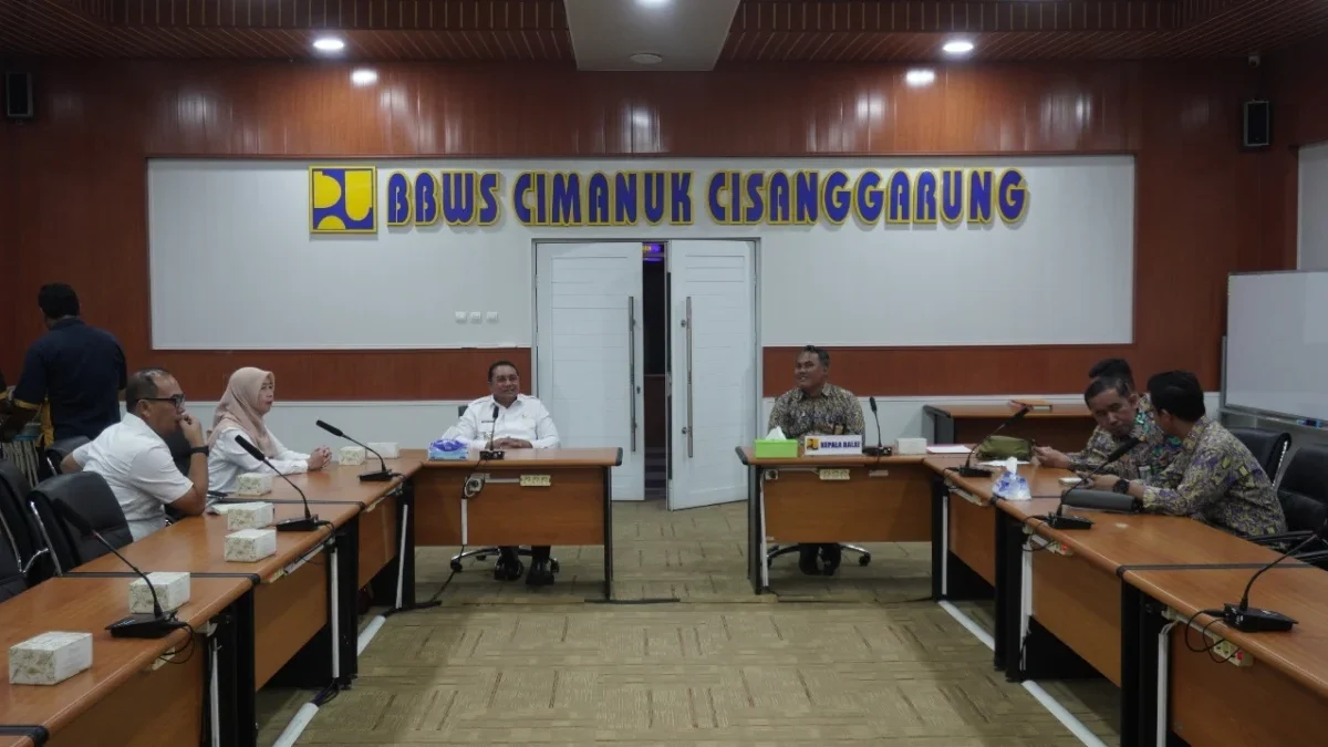 DISKUSI: Penjabat (Pj) Bupati Sumedang, Yudia Ramli, menghadiri rapat terkait pelimpahan aset Jalan Lingkar Ja