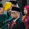 DISUMPAH: Ketua DPRD Provinsi Jawa Barat periode 2024-2029 Buky Wibawa saat Rapat Paripurna di Kota Bandung. R