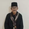 PRIHATIN: Sesepuh Lembaga Masyarakat Adat Ujungjaya Engkos Kosasih Saputra saat berbincang dengan Sumeks, baru