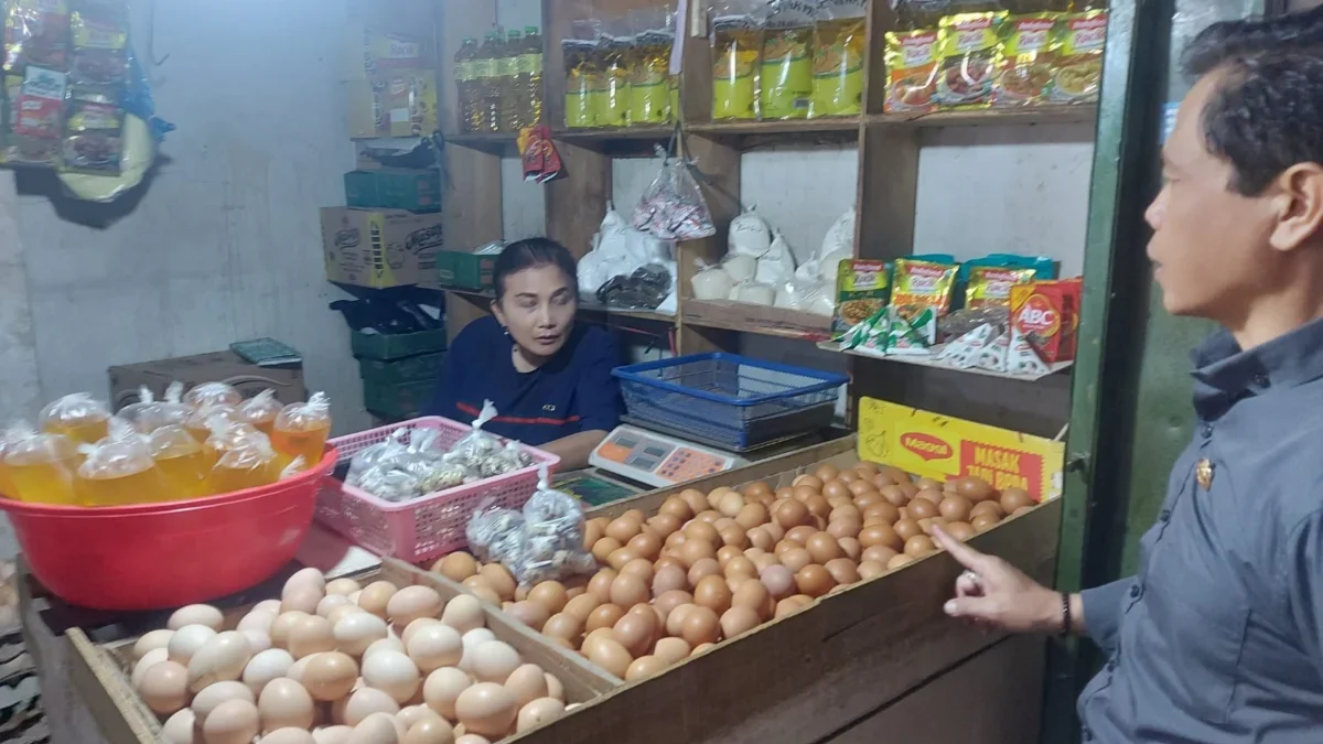 TERJANGKAU: Salah satu pedagang sembako saat melayani pembeli di Pasar Parakanmuncang, kemarin.